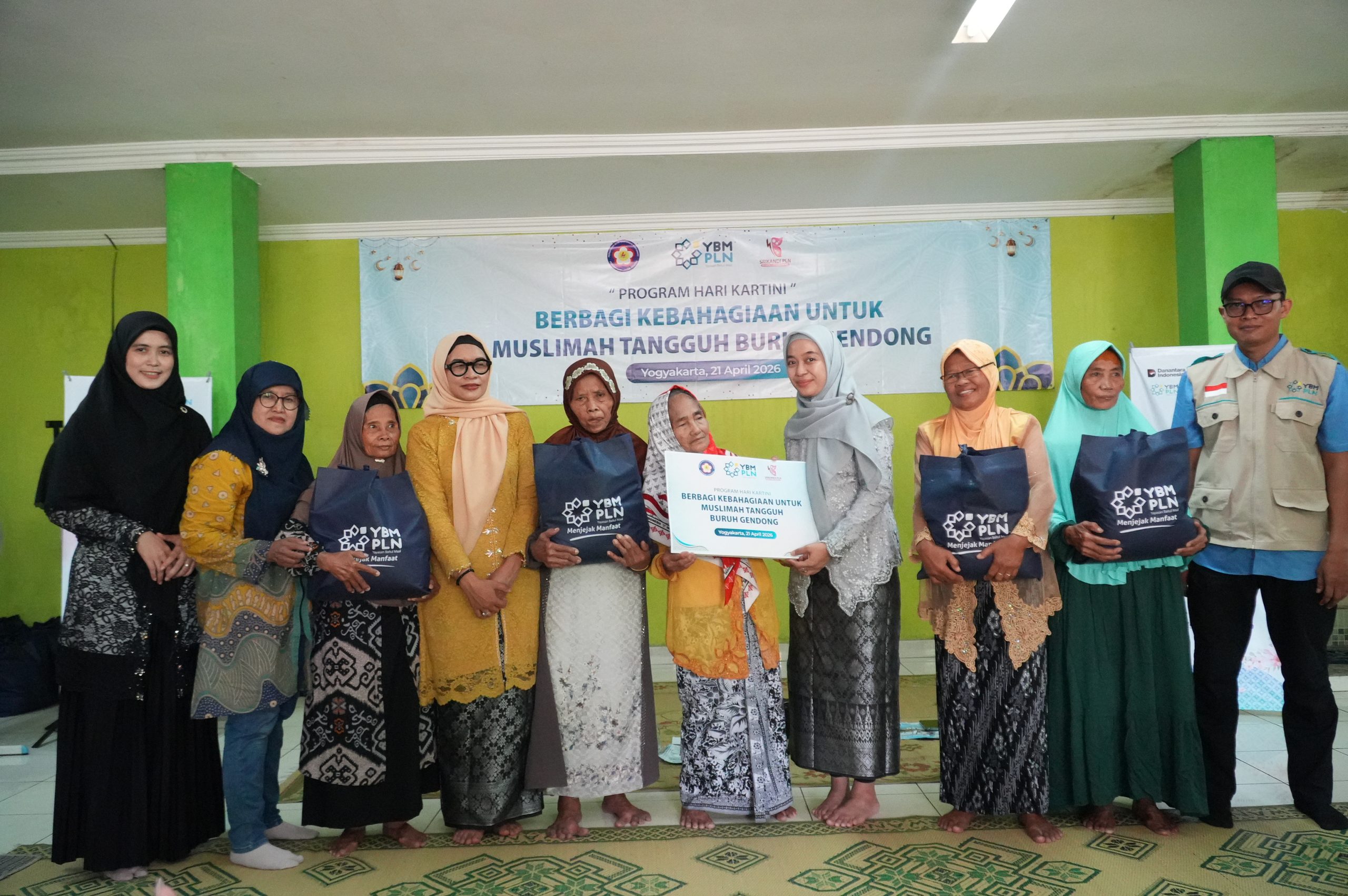 pln uid yogyakarta salurkan bantuan sembako untuk buruh gendong perempuan di pasar giwangan peringati hari kartini