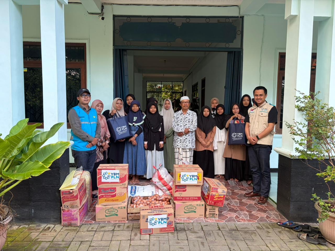 pln salurkan bantuan pondok pesantren yogyakarta kepada tiga pesantren dalam rangka hari kartini