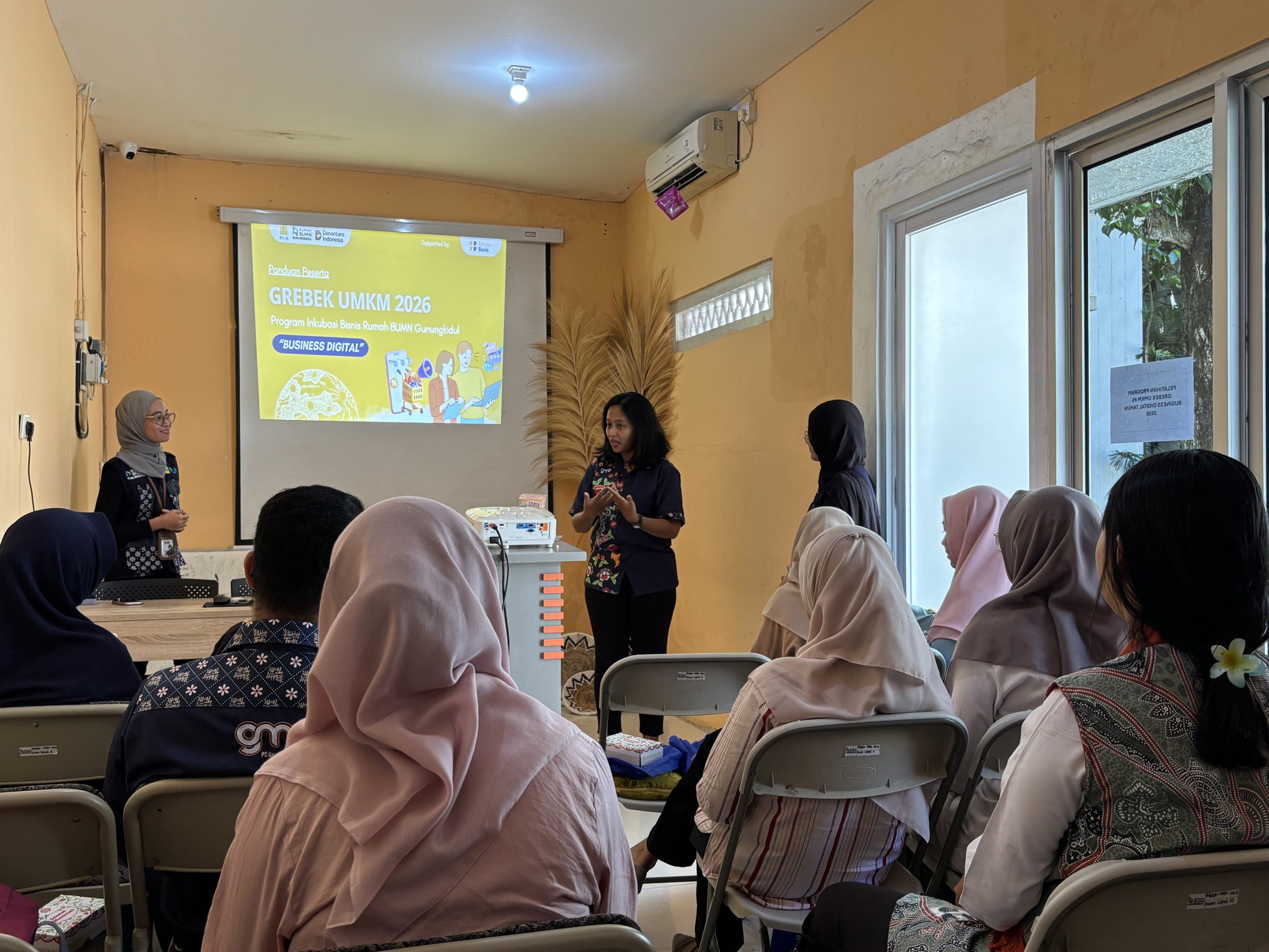 pln uid yogyakarta dorong umkm naik kelas melalui inkubasi digital grebek umkm 5 di rumah bumn gunungkidul