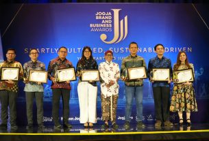 JBBA 2026 berikan penghargaan BUMN Peduli Energi Terbarukan kepada PLN sebagai apresiasi atas capaian energi bersih berkelanjutan