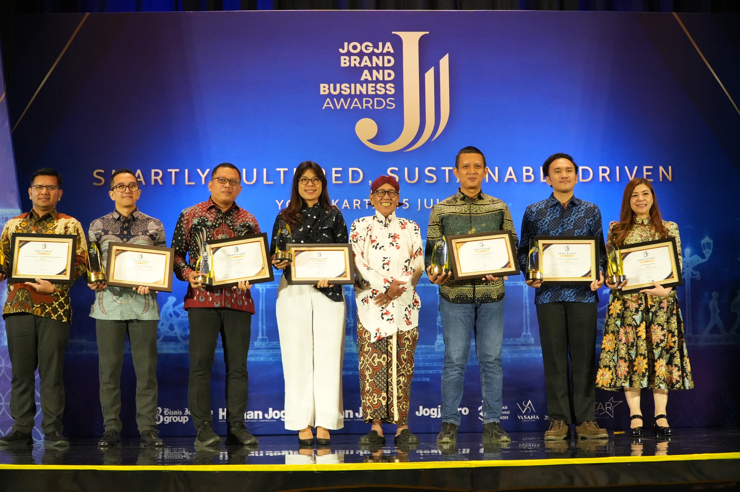 JBBA 2026 berikan penghargaan BUMN Peduli Energi Terbarukan kepada PLN sebagai apresiasi atas capaian energi bersih berkelanjutan