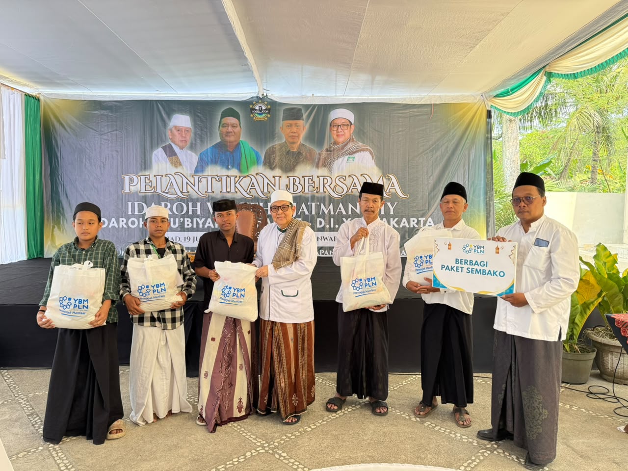 PLN salurkan bantuan sembako untuk masyarakat jelang Hari Kemerdekaan RI sebagai wujud kepedulian dan semangat berbagi