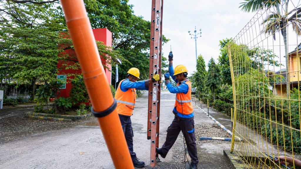 PLN UID Yogyakarta mengimbau masyarakat menjaga jarak aman dari jaringan listrik saat marak umbul-umbul jelang Hari Kemerdekaan
