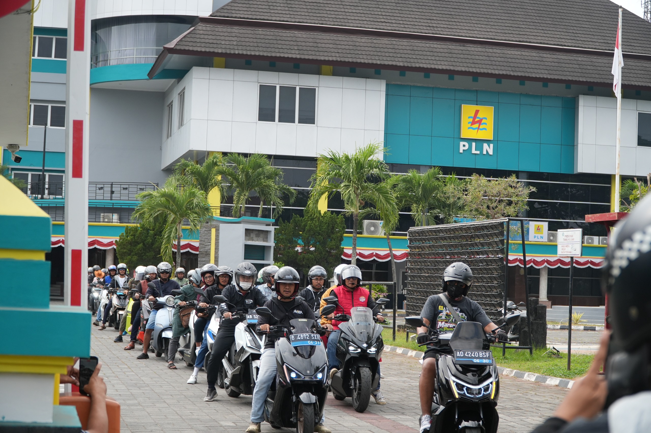 PLN Yogyakarta bersama komunitas motor listrik dukung mobilitas hijau