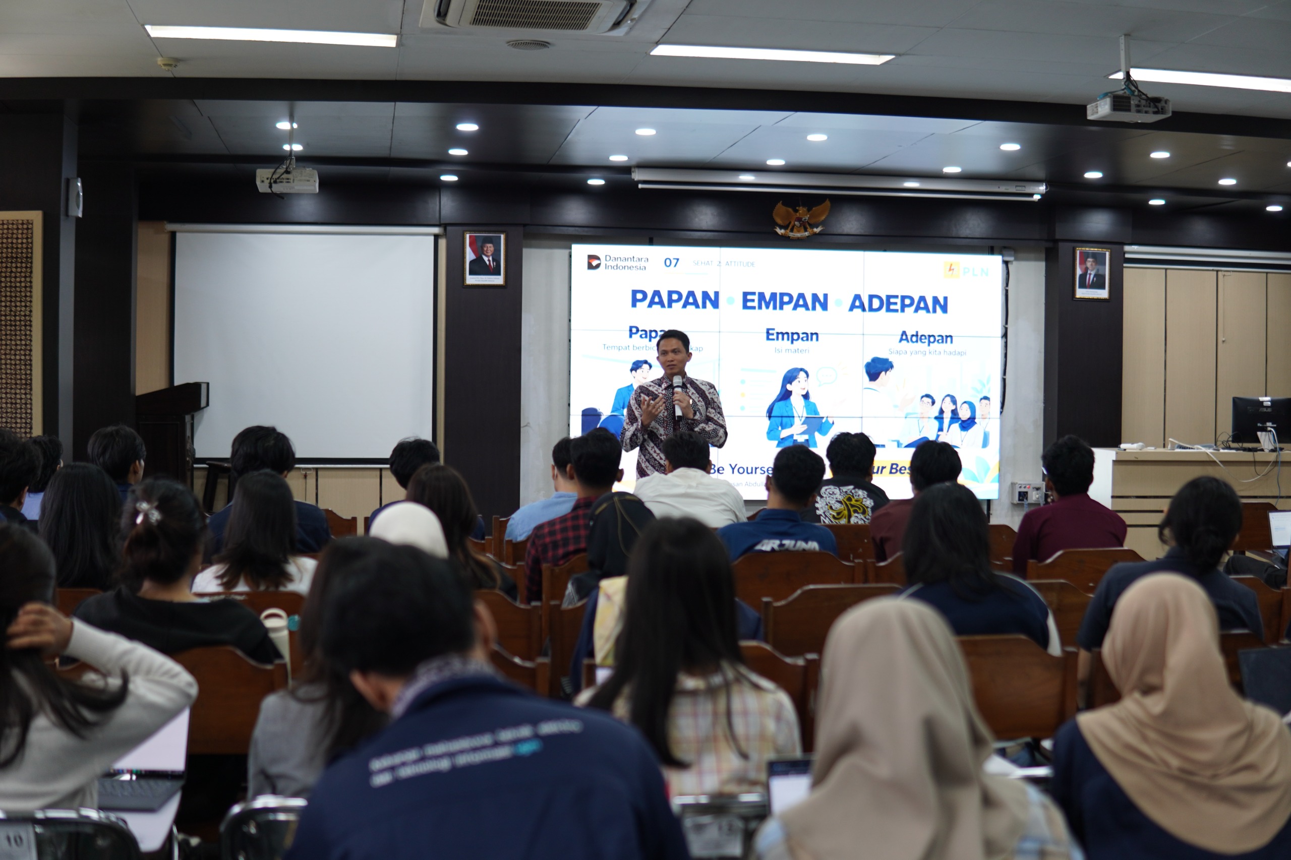 GM PLN UID Yogyakarta Ajak Mahasiswa UGM Berkarya dengan Integritas