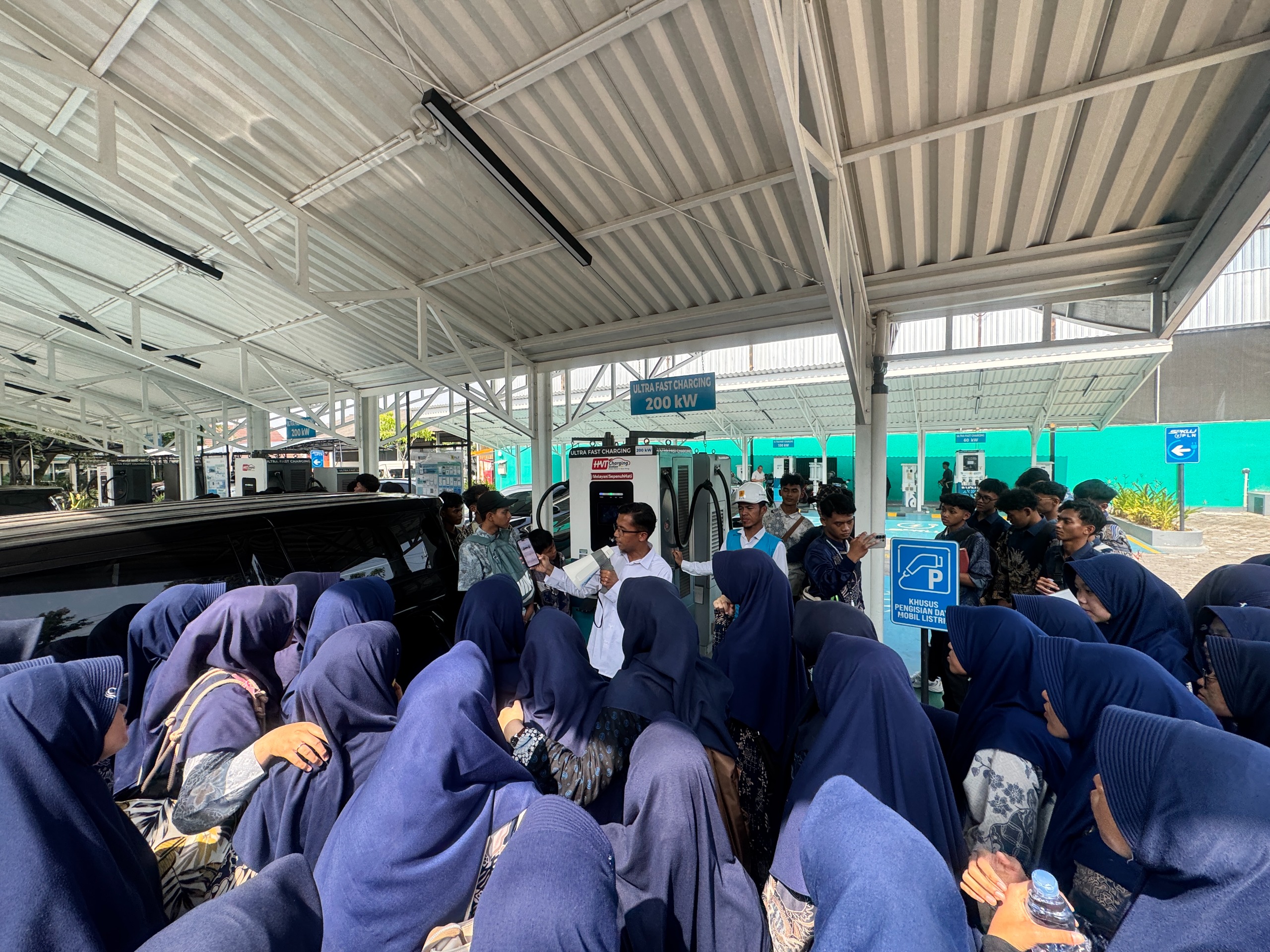 PLN UID Yogyakarta Edukasi Siswa SMA AFBS tentang kelistrikan dan dunia kerja